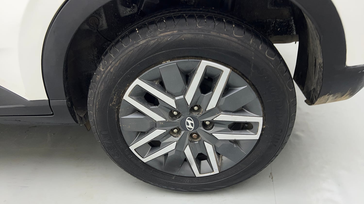 Used 2022 Hyundai Venue SX 1.0 Turbo iMT Petrol Manual tyres LEFT REAR TYRE RIM VIEW
