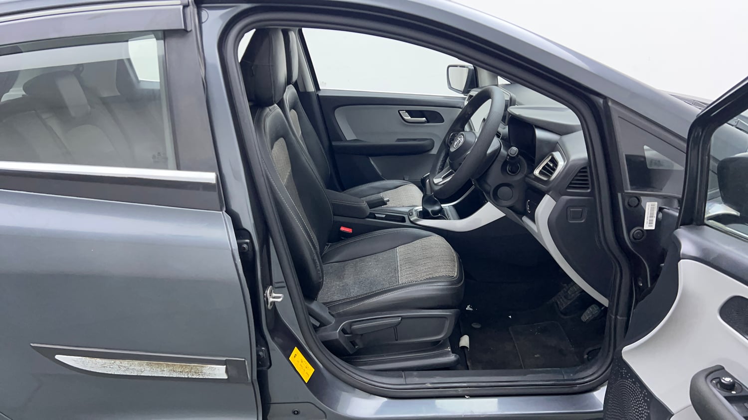 Used 2021 Tata Altroz XZ Petrol Petrol Manual interior RIGHT SIDE FRONT DOOR CABIN VIEW
