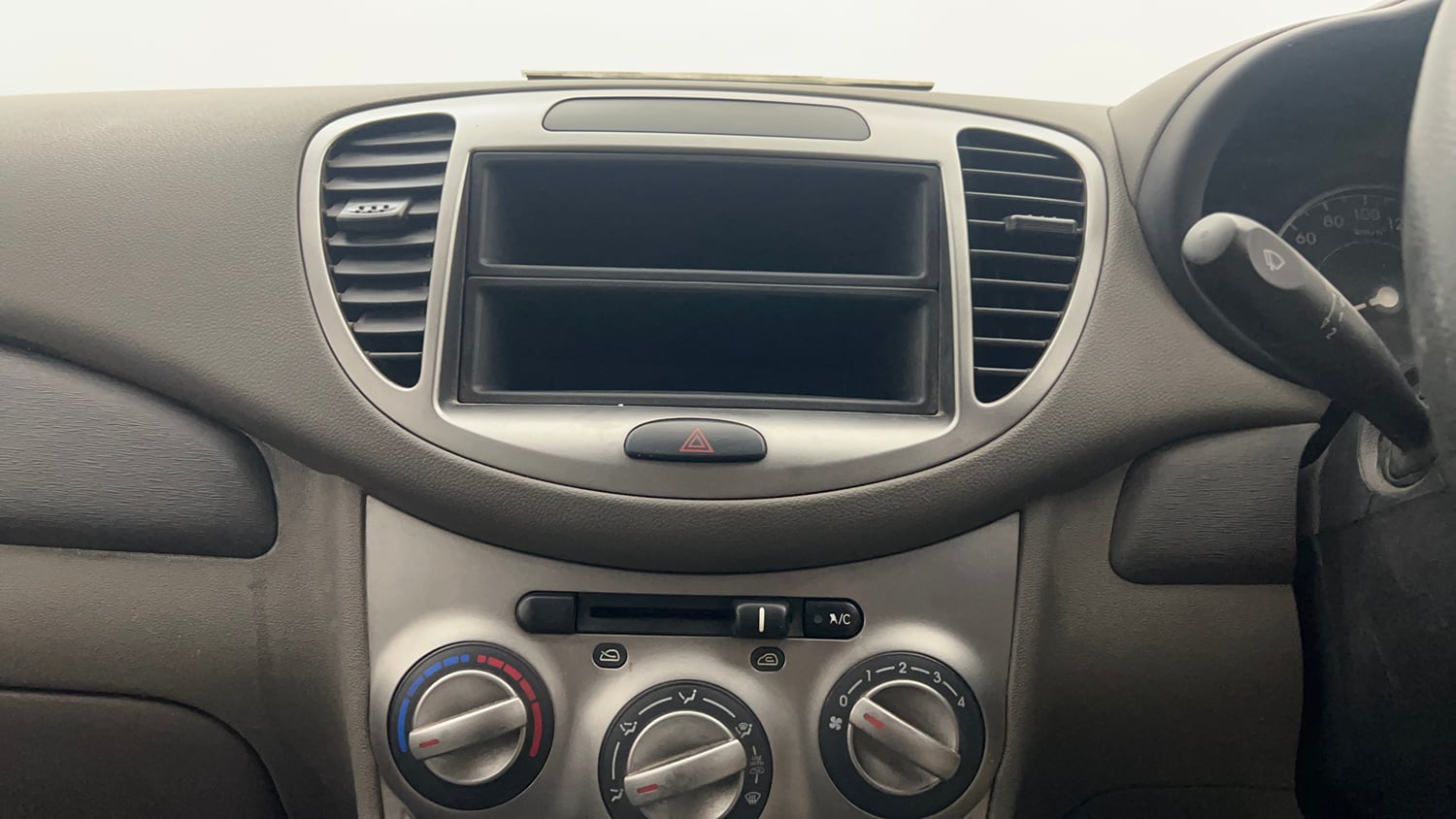 Used 2013 Hyundai i10 Era 1.1 iRDE2 Petrol Manual interior MUSIC SYSTEM & AC CONTROL VIEW