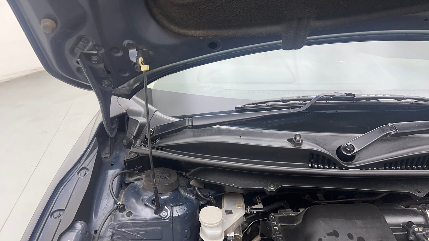 Used 2022 Maruti Suzuki Baleno Alpha Petrol Manual engine ENGINE RIGHT SIDE HINGE & APRON VIEW