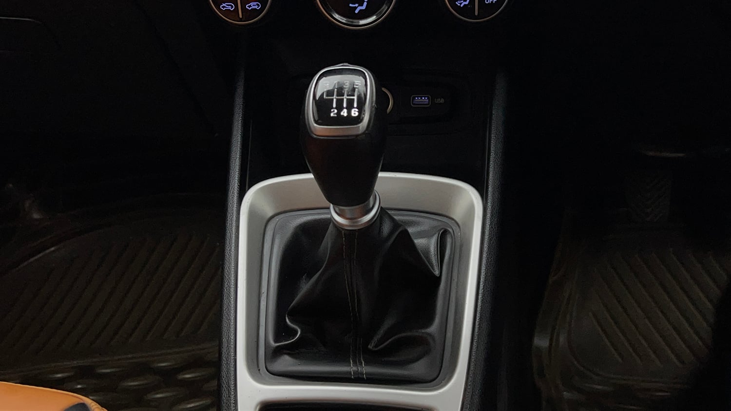 Used 2021 Hyundai Venue SX 1.5 CRDi Diesel Manual interior GEAR  KNOB VIEW