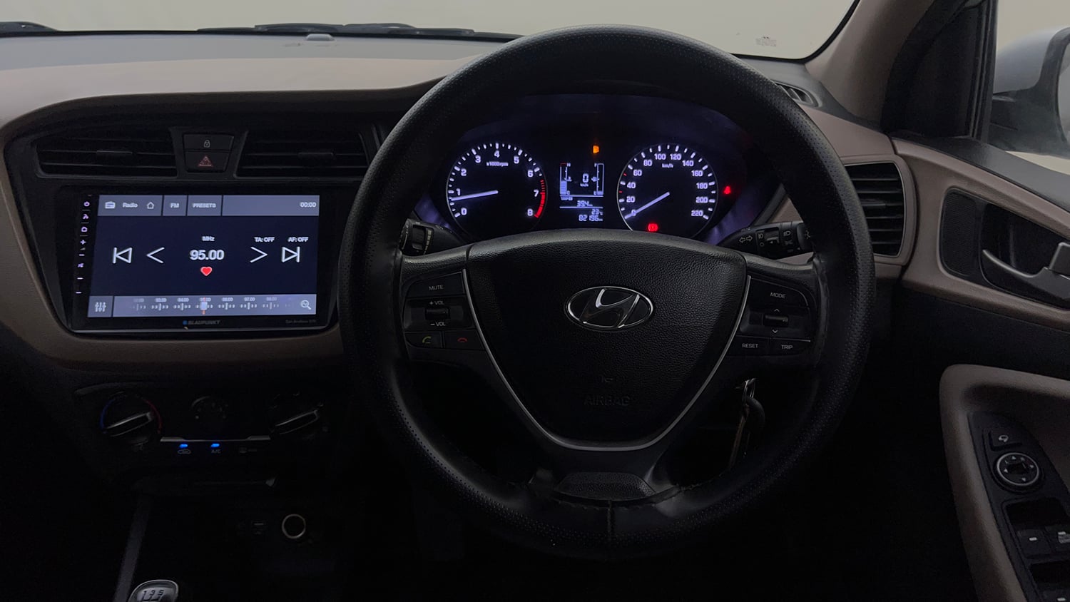 Used 2017 Hyundai Elite i20 Sportz 1.2 Petrol Manual top_features Steering mounted controls