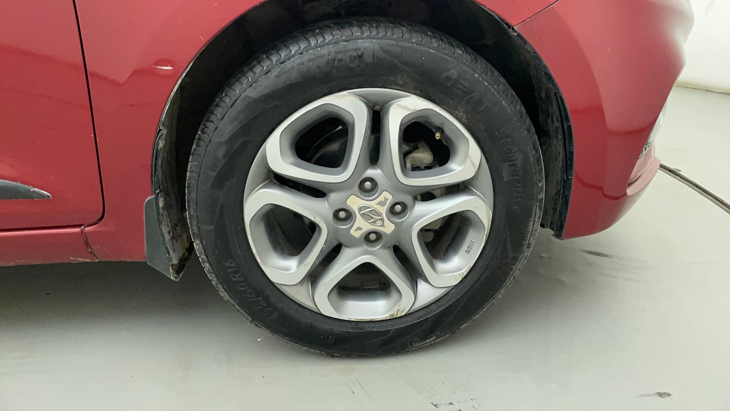 Used 2020 Hyundai Elite i20 Asta 1.2 (O) Petrol Manual tyres RIGHT FRONT TYRE RIM VIEW