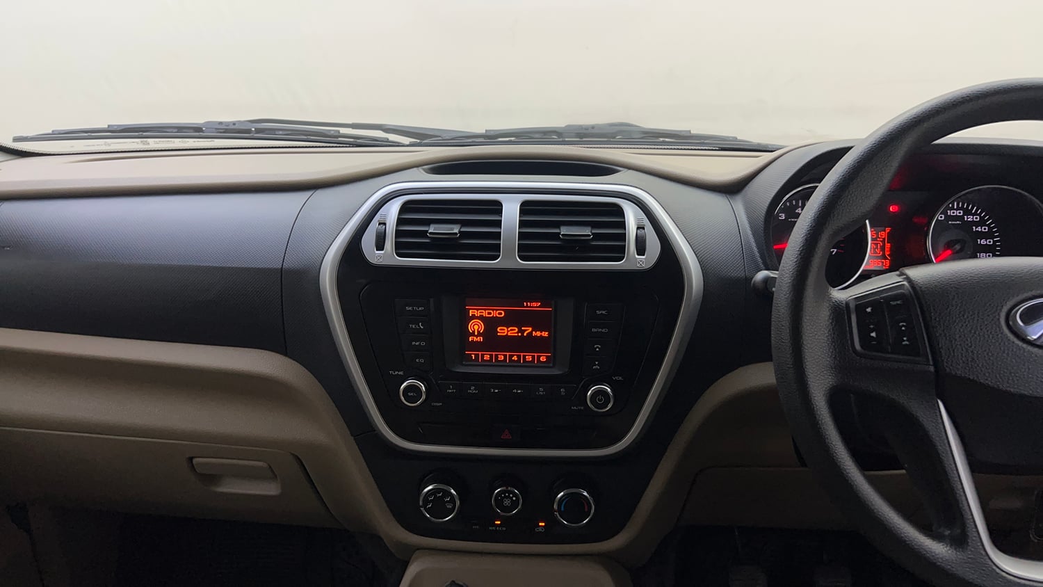 Used 2016 Mahindra TUV300 T8 Diesel Manual interior MUSIC SYSTEM & AC CONTROL VIEW