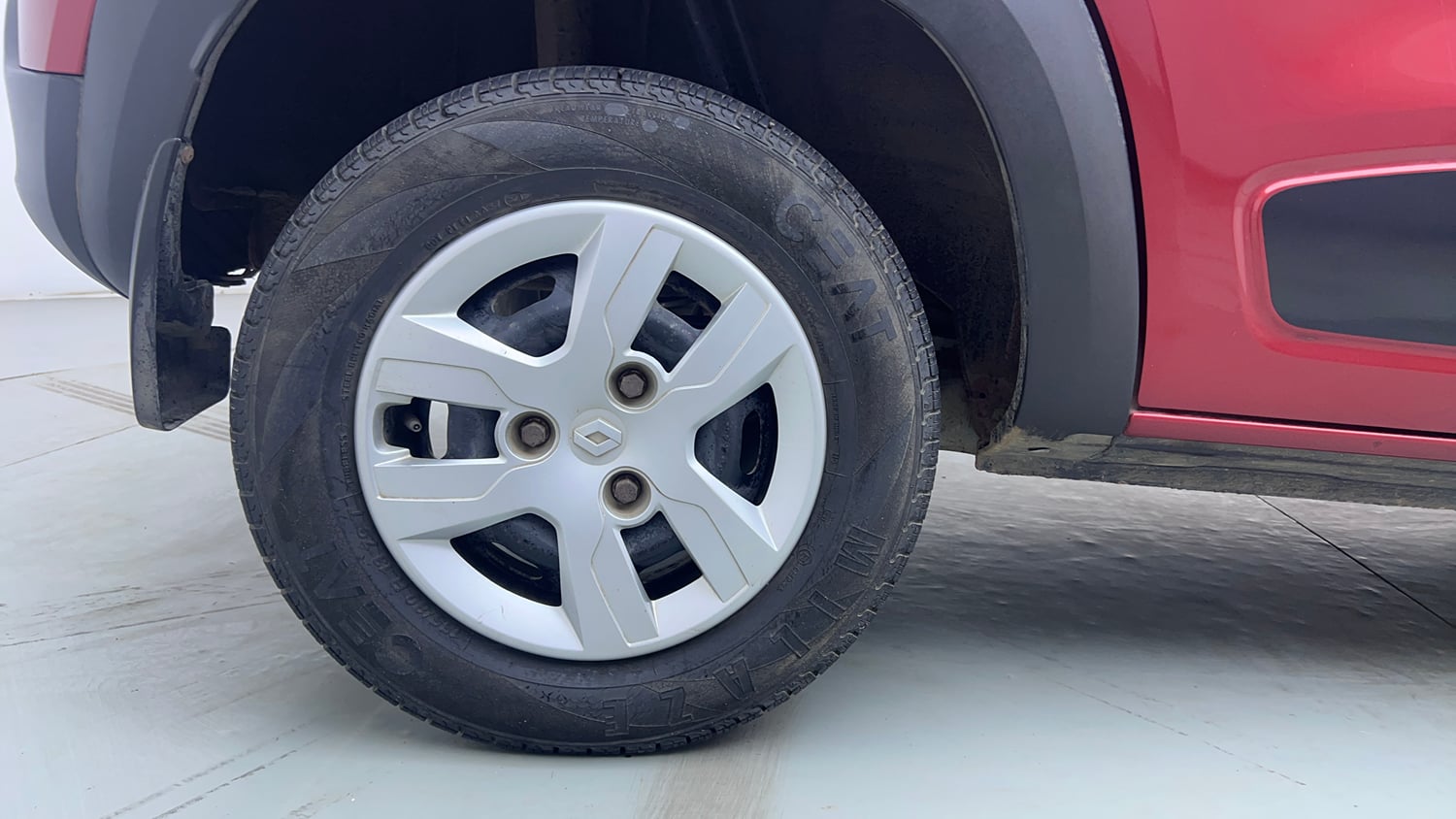 Used 2016 Renault Kwid RXT Petrol Manual tyres RIGHT REAR TYRE RIM VIEW