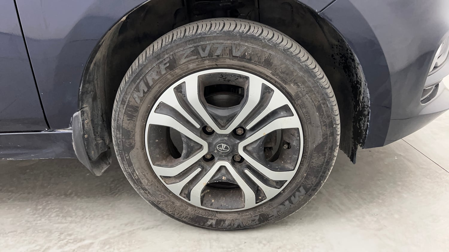 Used 2024 Tata Tigor XZA iCNG Cng Automatic tyres RIGHT FRONT TYRE RIM VIEW
