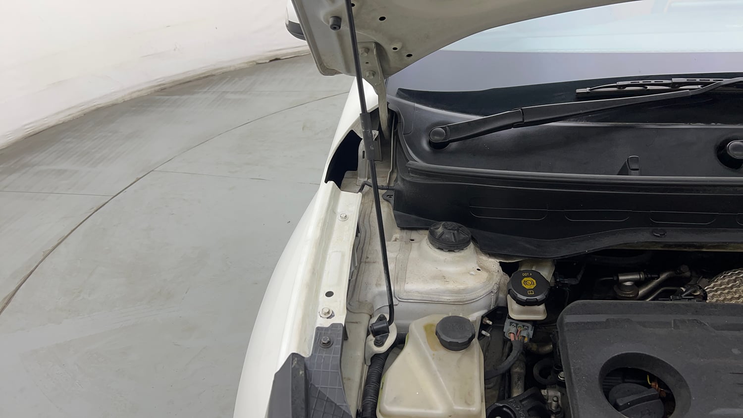 Used 2021 Hyundai Venue SX 1.5 CRDi Diesel Manual engine ENGINE RIGHT SIDE HINGE & APRON VIEW
