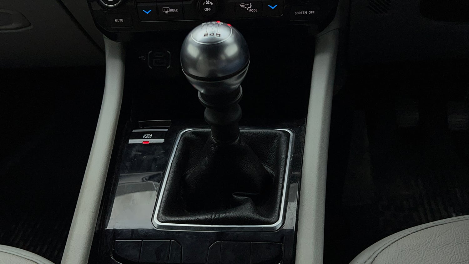 Used 2024 Jeep Compass Limited (O) 2.0 Diesel Diesel Manual interior GEAR  KNOB VIEW