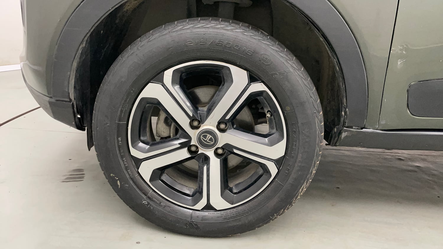 Used 2021 Tata Nexon XZ Plus Petrol Manual tyres LEFT FRONT TYRE RIM VIEW