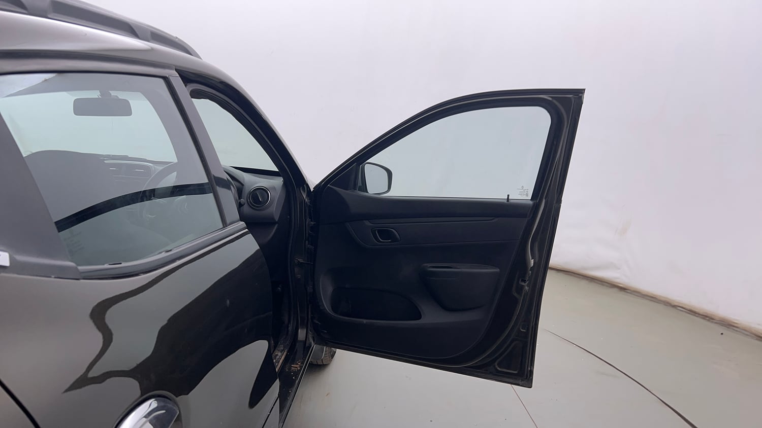 Used 2017 Renault Kwid RXT (O) 1.0 SCE Edition Petrol Manual interior RIGHT FRONT DOOR OPEN VIEW