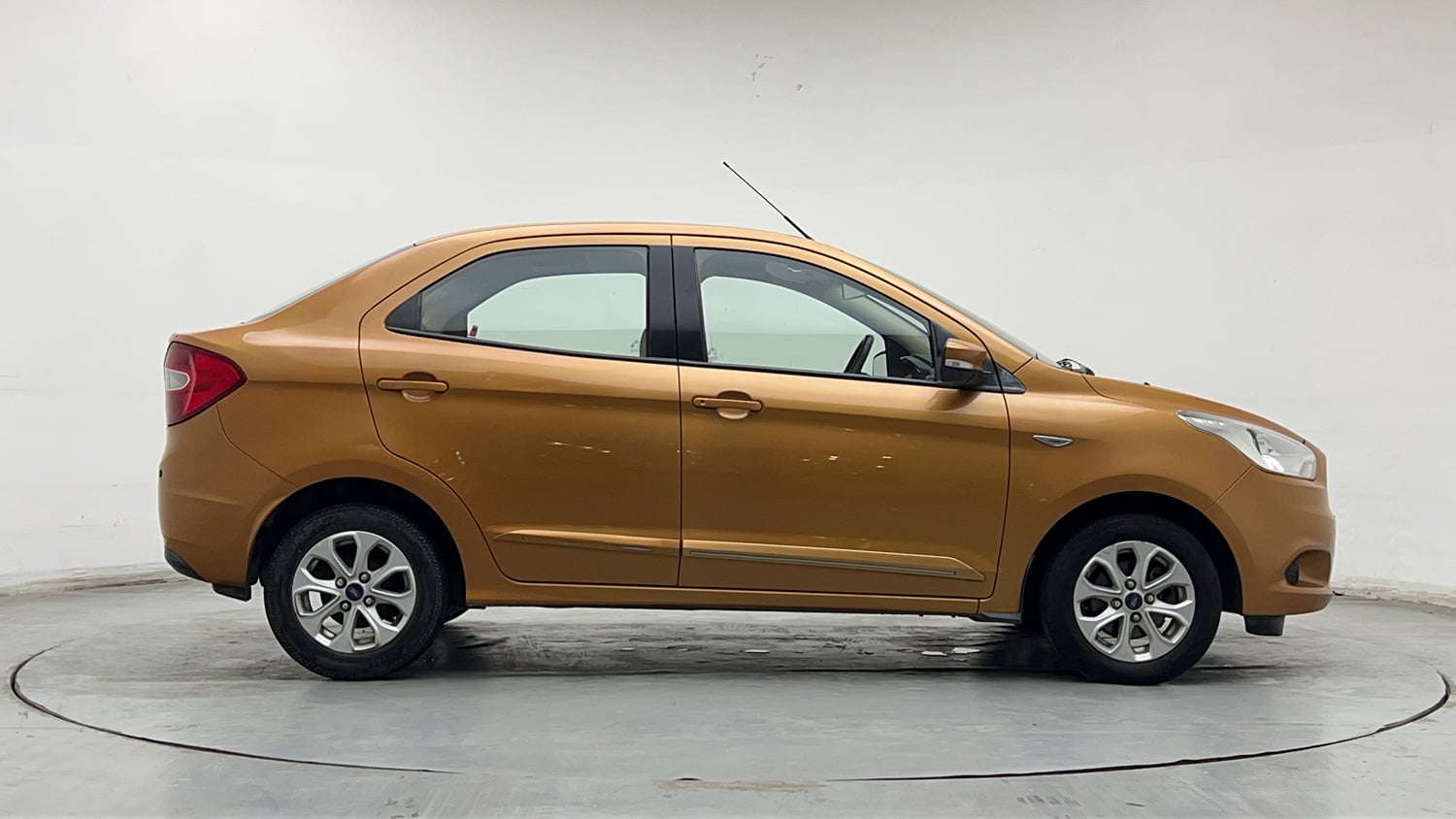 Used 2015 Ford Figo Aspire Titanium 1.5 Ti-VCT AT Petrol Automatic exterior RIGHT SIDE VIEW