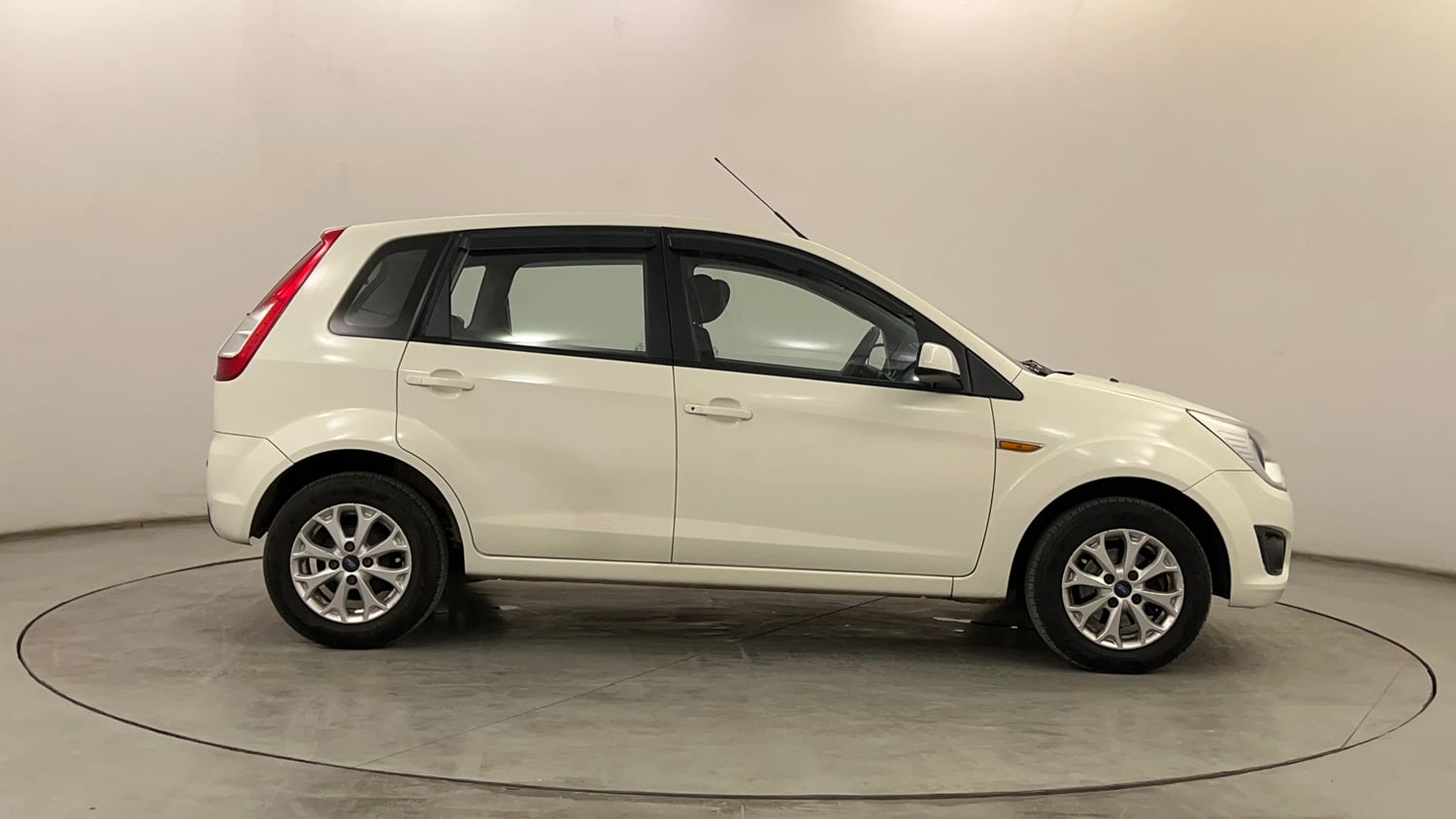 Used 2014 Ford Figo Duratec Petrol Titanium 1.2 Petrol Manual exterior RIGHT SIDE VIEW