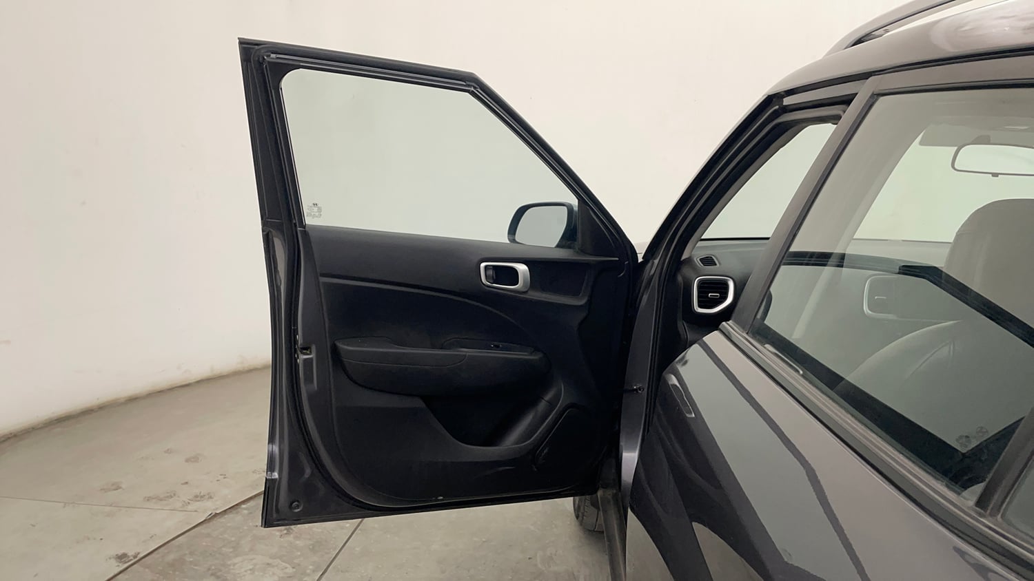 Used 2022 Hyundai Venue SX (O) 1.5 CRDi Executive Diesel Manual interior LEFT FRONT DOOR OPEN VIEW