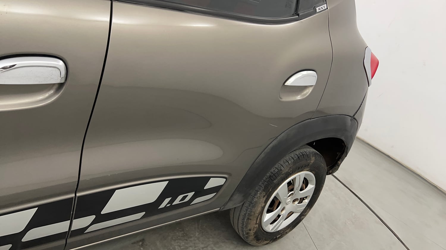 Used 2016 Renault Kwid RXT Petrol Manual dents MINOR SCRATCH
