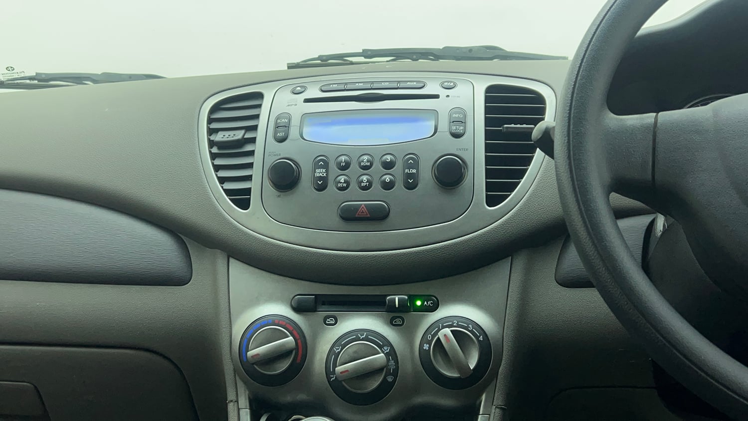Used 2014 Hyundai i10 Sportz 1.1 iRDE2 Petrol Manual top_features Integrated (in-dash) music system