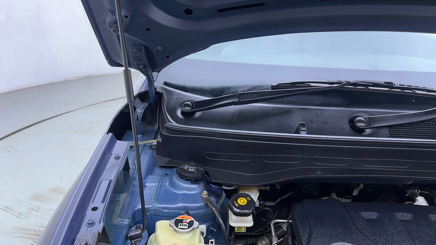 Used 2021 Hyundai Venue S 1.0 Turbo DCT Petrol Automatic engine ENGINE RIGHT SIDE HINGE & APRON VIEW