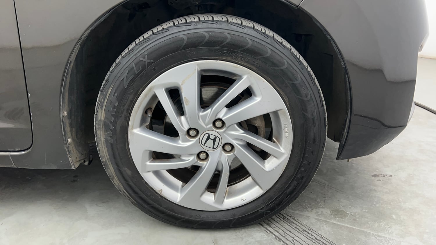 Used 2019 Honda Jazz V CVT Petrol Petrol Automatic tyres RIGHT FRONT TYRE RIM VIEW