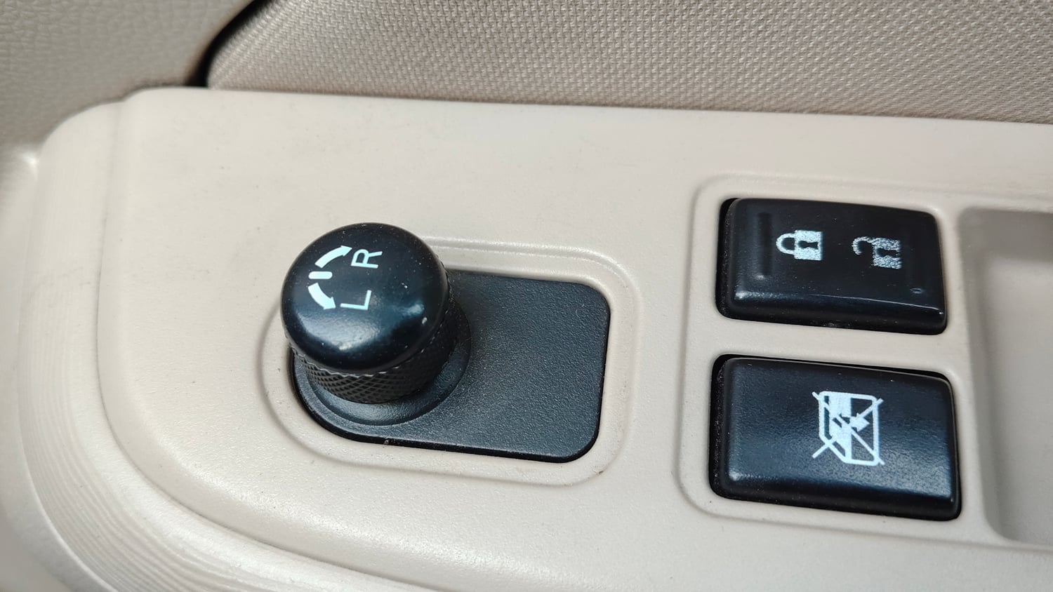Used 2017 Maruti Suzuki Dzire VXi AMT Petrol Automatic top_features Adjustable ORVM
