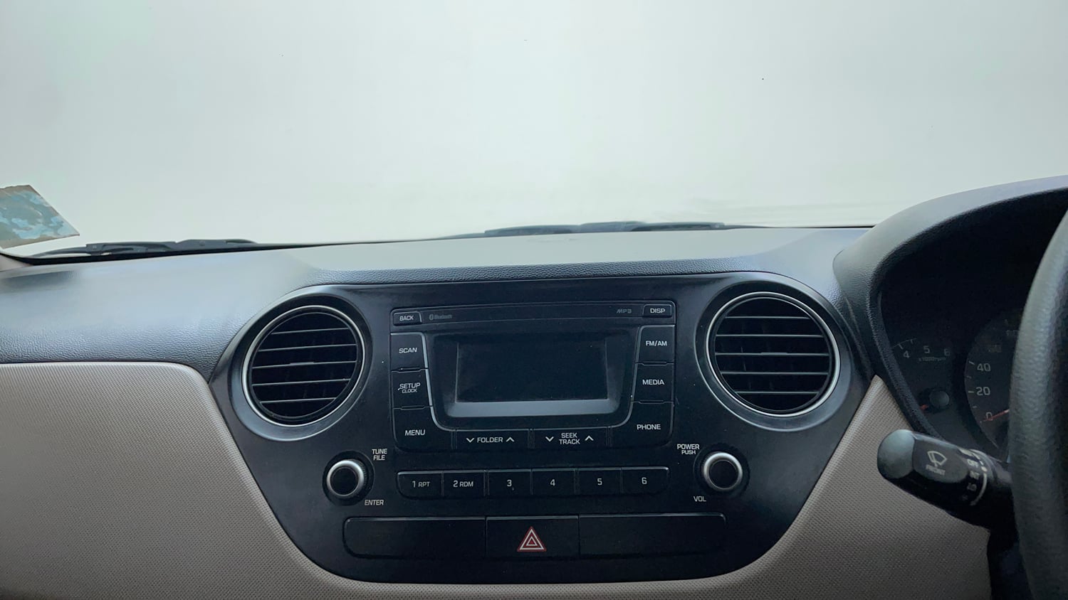 Used 2017 Hyundai Xcent SX 1.1 CRDi Diesel Manual top_features Integrated (in-dash) music system