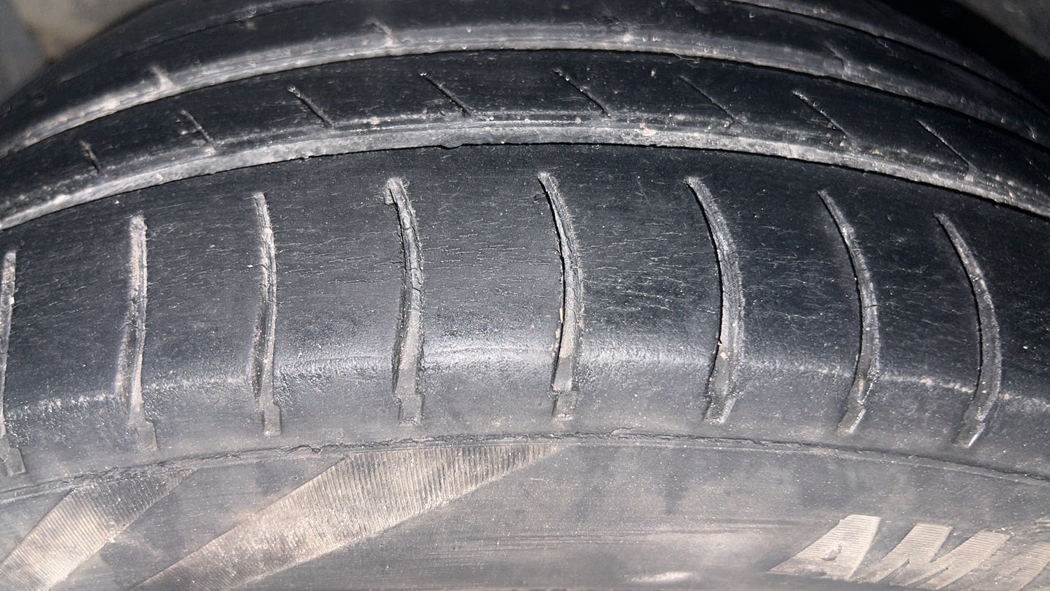 Used 2012 Ford Figo Duratorq Diesel EXI 1.4 Diesel Manual tyres LEFT FRONT TYRE TREAD VIEW