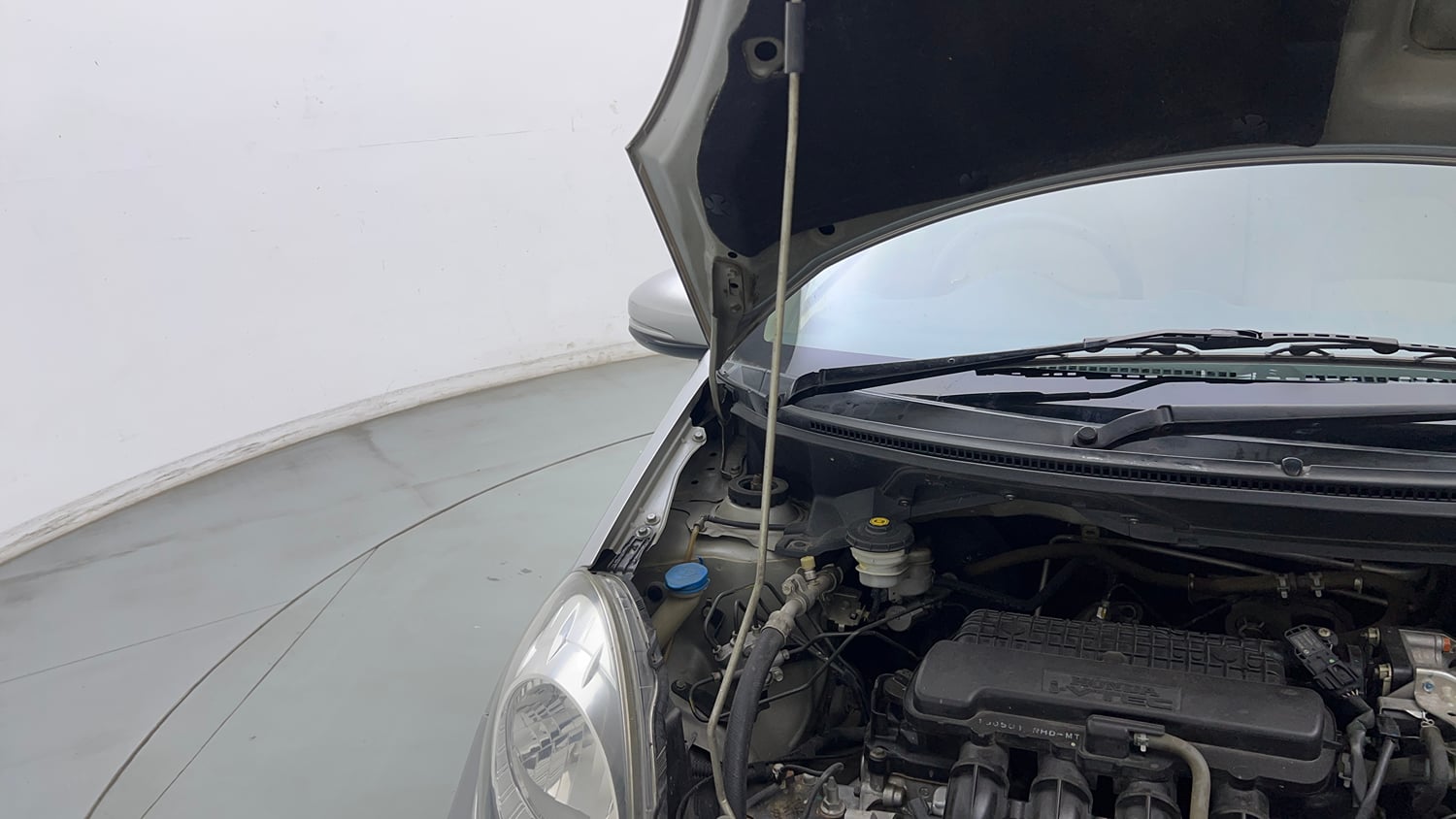 Used 2015 Honda Amaze 1.2 S i-VTEC Petrol Manual engine ENGINE RIGHT SIDE HINGE & APRON VIEW