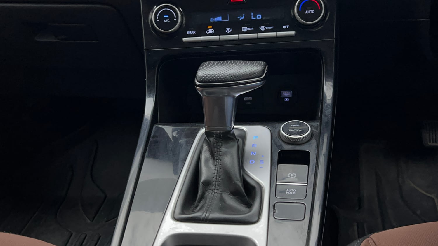 Used 2022 Hyundai Alcazar Prestige Exe (O) 7 STR 1.5 Diesel AT Diesel Automatic interior GEAR  KNOB VIEW