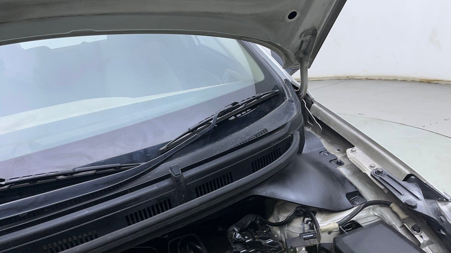 Used 2017 Hyundai Elite i20 Sportz 1.2 Petrol Manual engine ENGINE LEFT SIDE HINGE & APRON VIEW