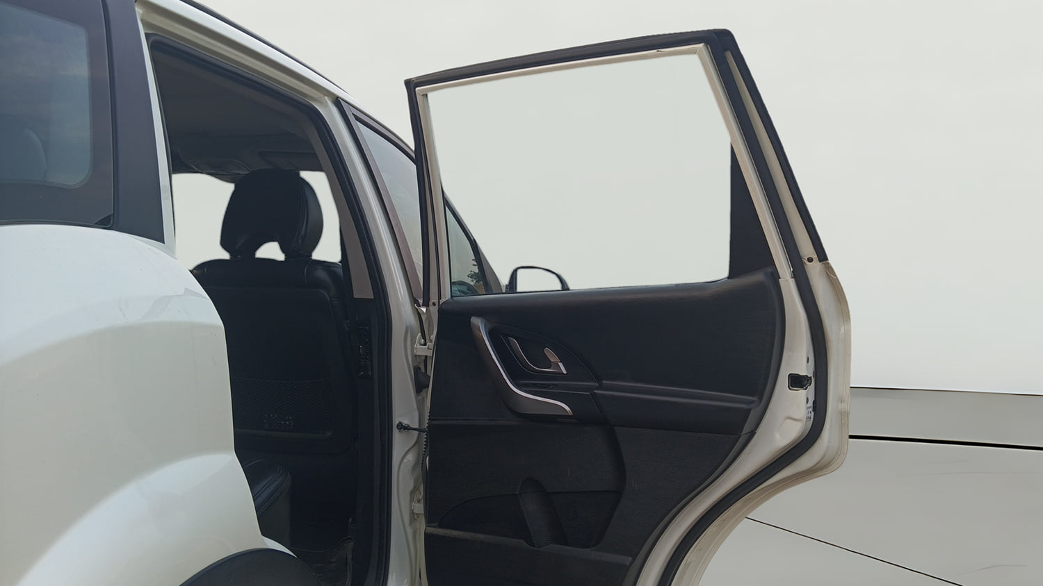 Used 2018 Mahindra XUV500 W9 Diesel Manual interior RIGHT REAR DOOR OPEN VIEW
