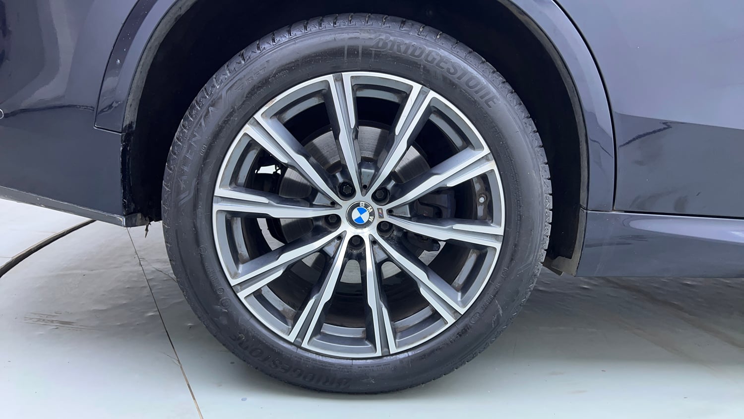 Used 2022 BMW X5 xDrive40i M Sport Petrol Automatic tyres RIGHT REAR TYRE RIM VIEW