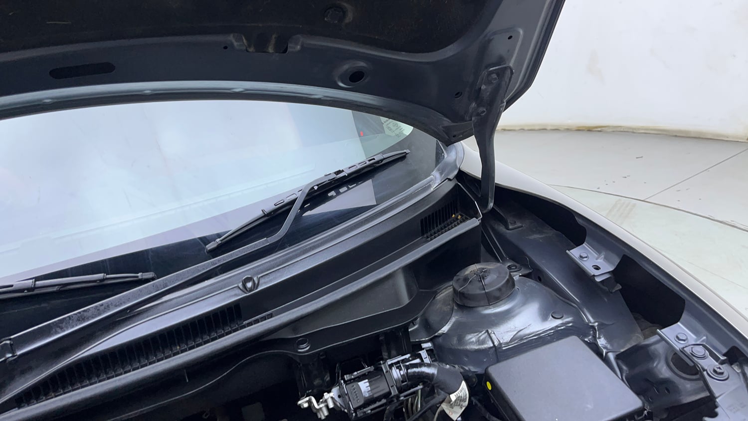 Used 2022 Maruti Suzuki Swift VXi Petrol Manual engine ENGINE LEFT SIDE HINGE & APRON VIEW