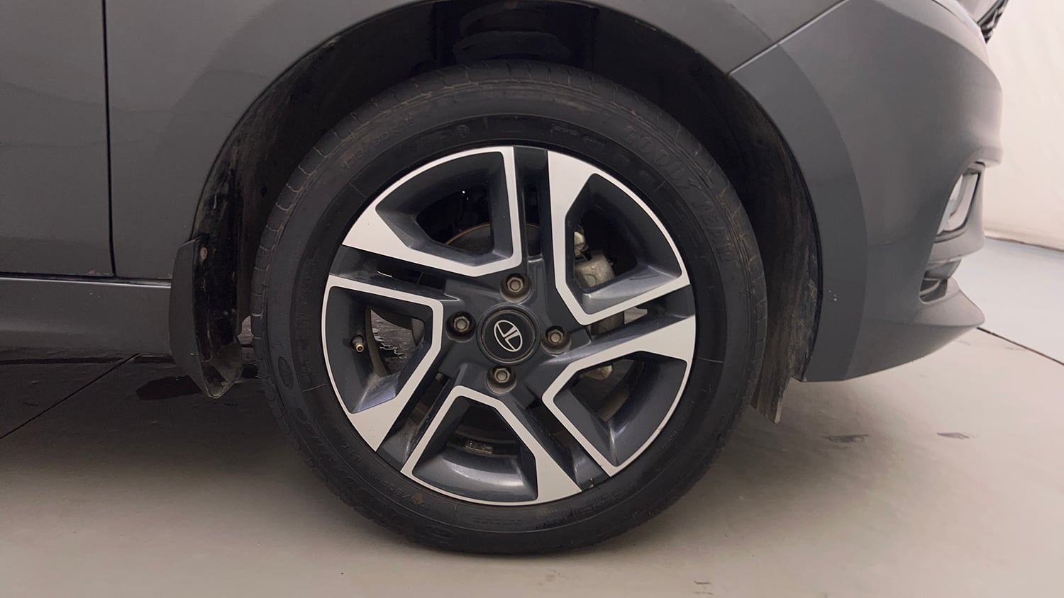 Used 2022 Tata Tiago XZ Plus Petrol Manual tyres RIGHT FRONT TYRE RIM VIEW