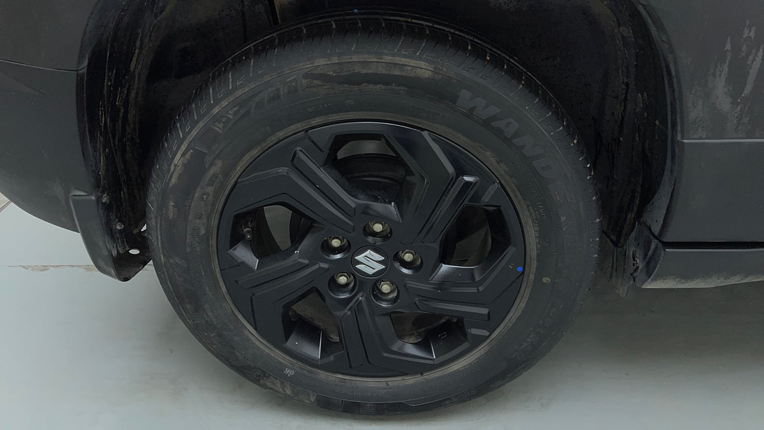 Used 2023 Maruti Suzuki Brezza Zxi Dual Tone Petrol Manual tyres RIGHT REAR TYRE RIM VIEW