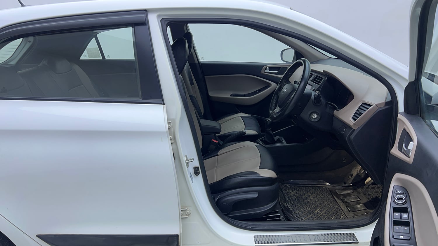 Used 2019 Hyundai Elite i20 Sportz Plus 1.2 Petrol Manual interior RIGHT SIDE FRONT DOOR CABIN VIEW