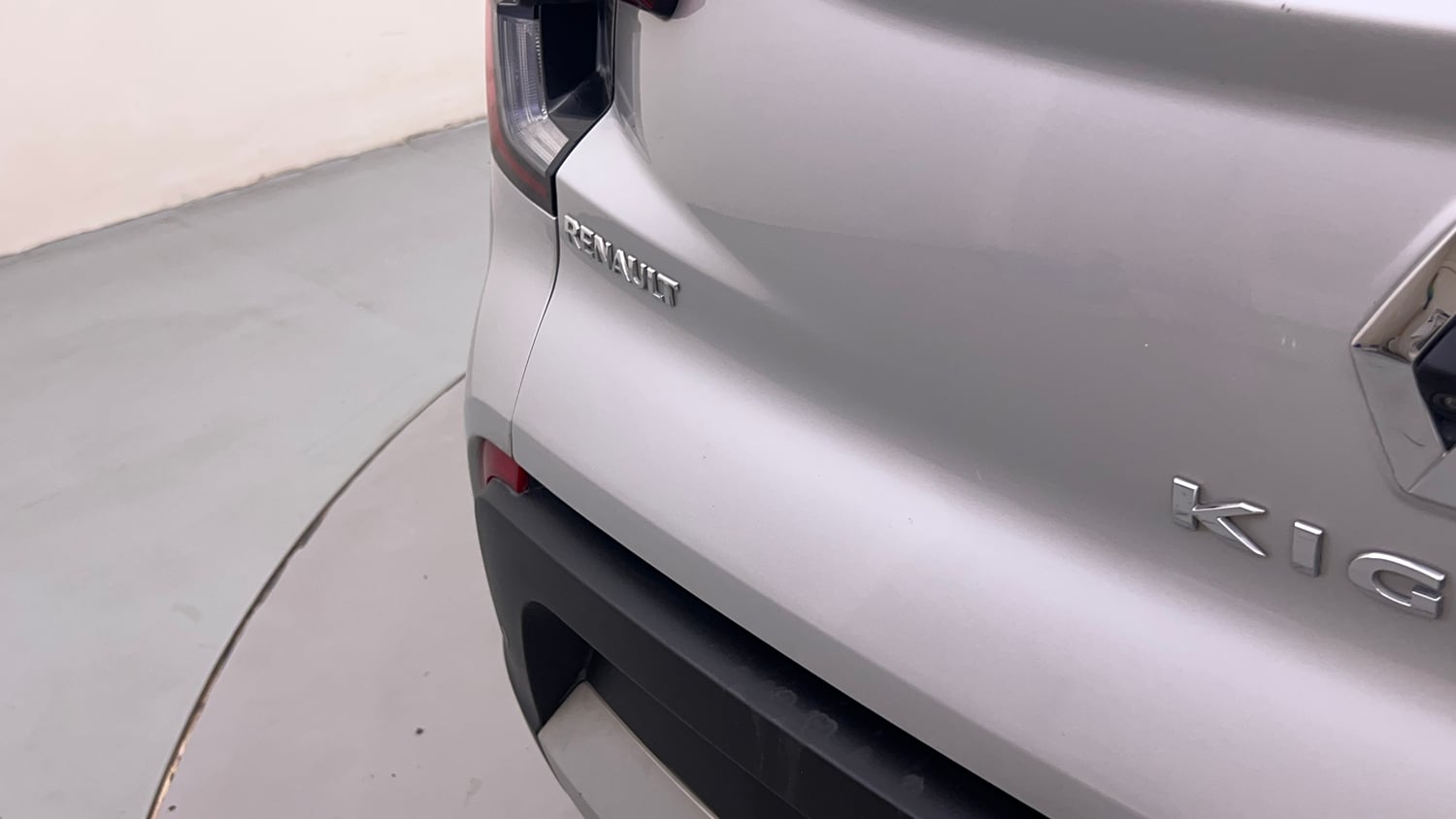 Used 2021 Renault Kiger RXT MT Dual Tone Petrol Manual dents MINOR SCRATCH