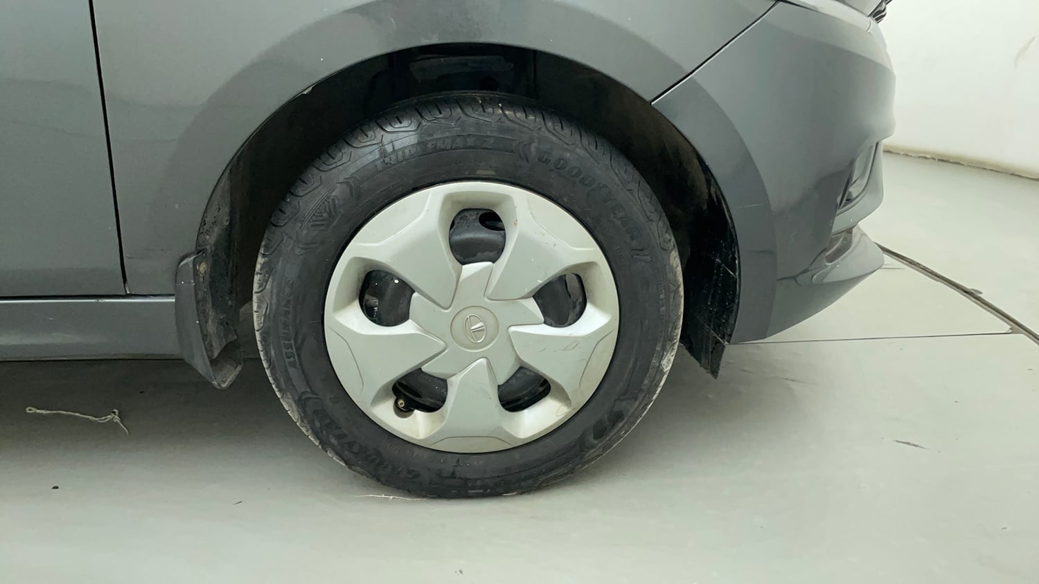 Used 2022 Tata Tiago XT (O) Petrol Manual tyres RIGHT FRONT TYRE RIM VIEW