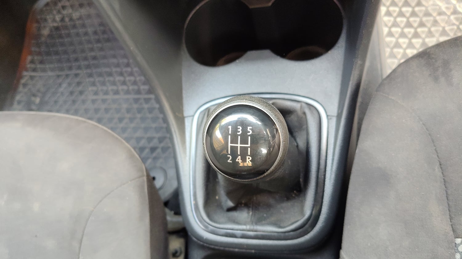 Used 2019 Volkswagen Polo Comfortline 1.0L (P) Petrol Manual interior GEAR  KNOB VIEW