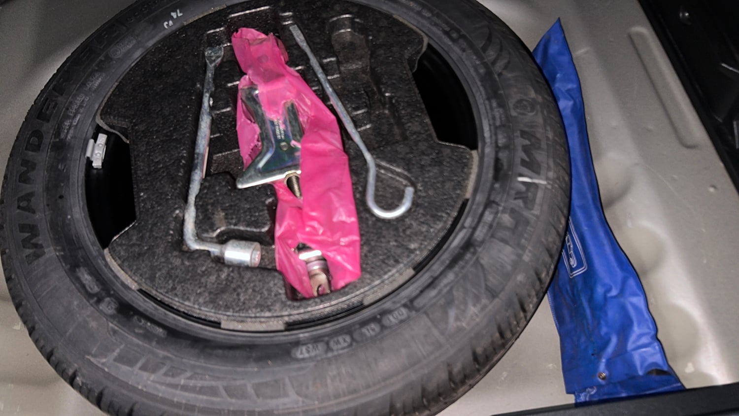 Used 2022 maruti-suzuki Vitara Brezza VXi Petrol Manual tyres SPARE TYRE VIEW
