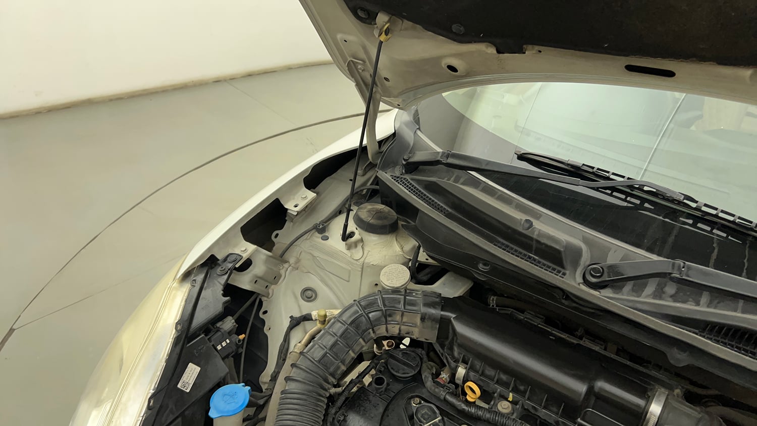 Used 2019 Maruti Suzuki Dzire VXi AMT Petrol Automatic engine ENGINE RIGHT SIDE HINGE & APRON VIEW
