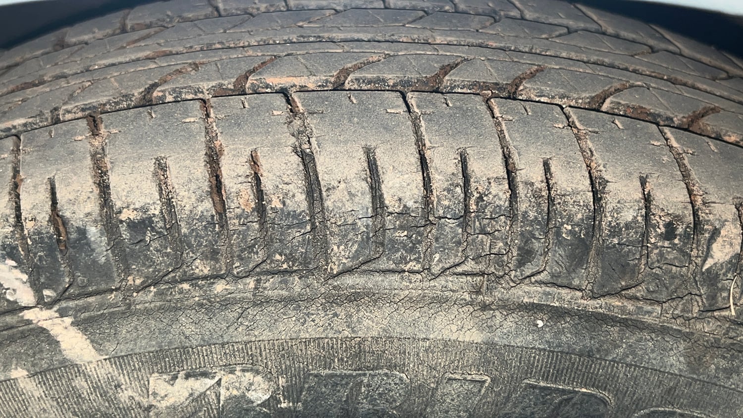 Used 2013 Hyundai i10 Era 1.1 iRDE2 Petrol Manual tyres LEFT FRONT TYRE TREAD VIEW