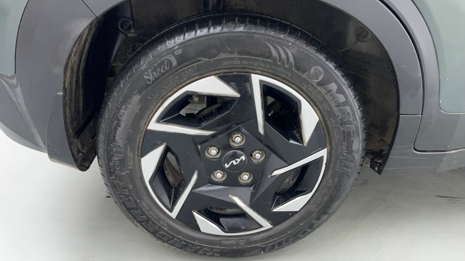 Used 2024 Kia Sonet HTK (O) 1.2 Petrol MT Petrol Manual tyres RIGHT REAR TYRE RIM VIEW