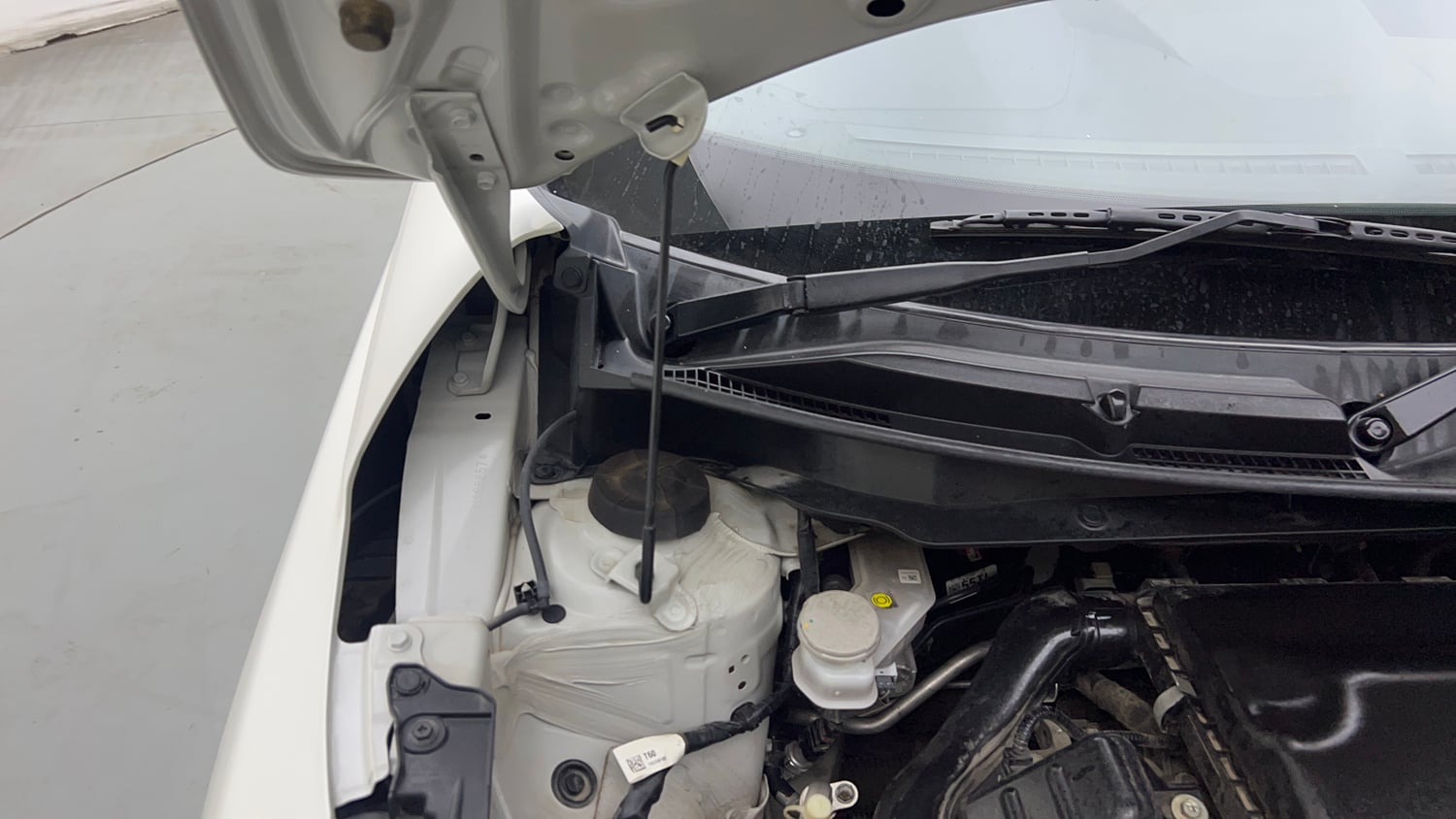 Used 2024 Maruti Suzuki Swift ZXi AMT Petrol Automatic engine ENGINE RIGHT SIDE HINGE & APRON VIEW