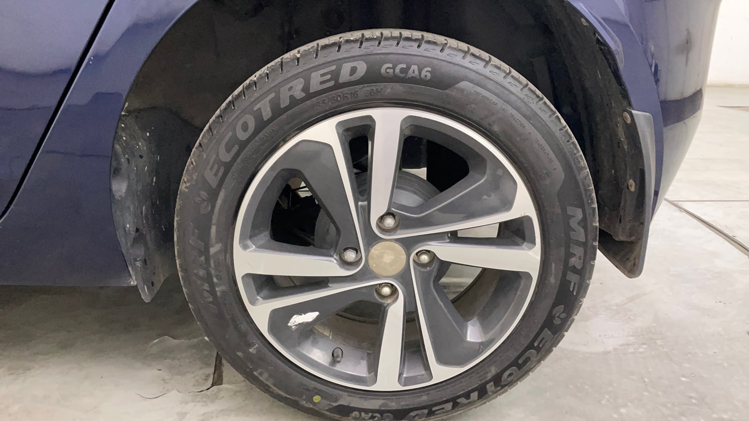 Used 2025 Tata Altroz XZ Petrol Petrol Manual tyres LEFT REAR TYRE RIM VIEW