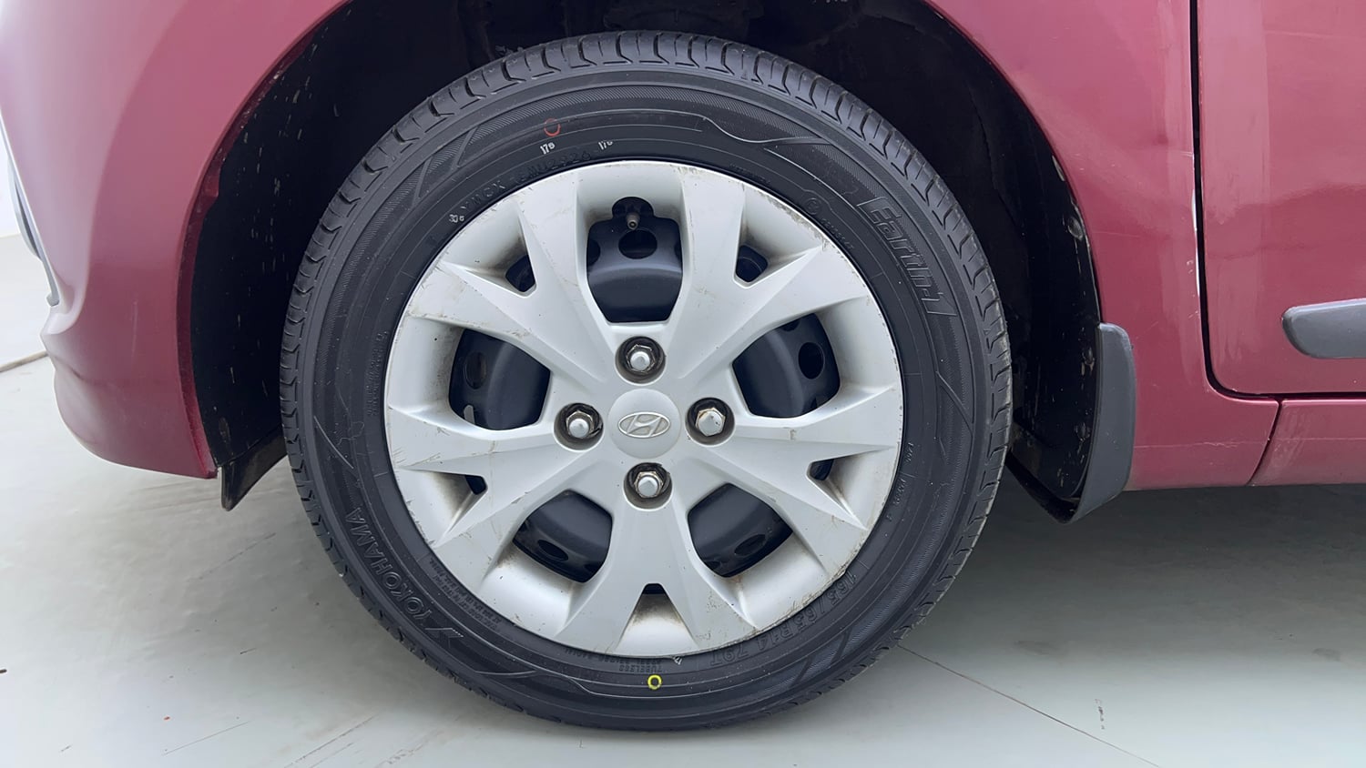 Used 2015 Hyundai Grand i10 Sportz 1.2 Kappa VTVT Petrol Manual tyres LEFT FRONT TYRE RIM VIEW