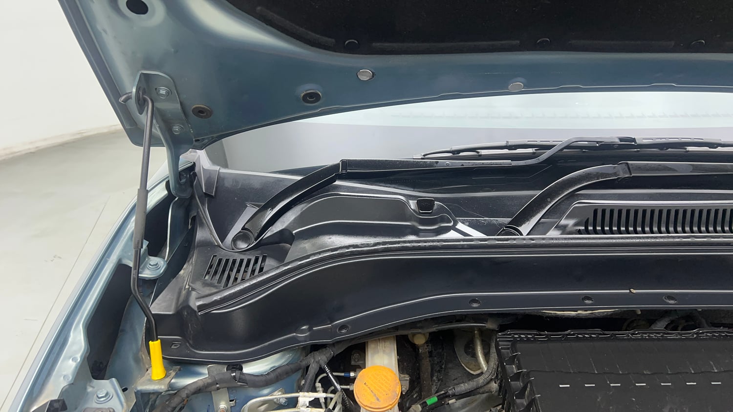 Used 2022 Tata Punch Adventure MT Petrol Manual engine ENGINE RIGHT SIDE HINGE & APRON VIEW