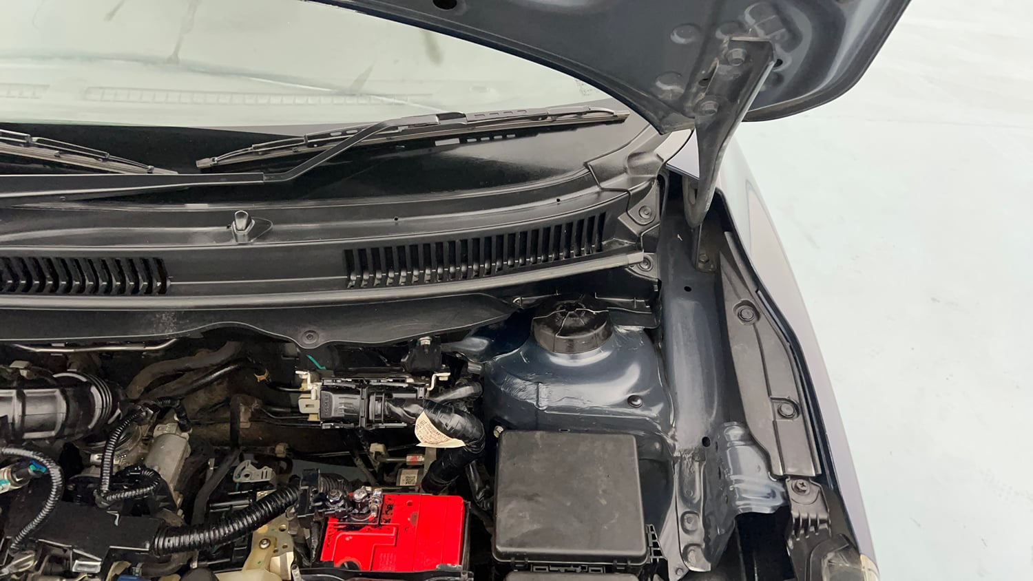 Used 2022 Maruti Suzuki Baleno Zeta AGS Petrol Automatic engine ENGINE LEFT SIDE HINGE & APRON VIEW