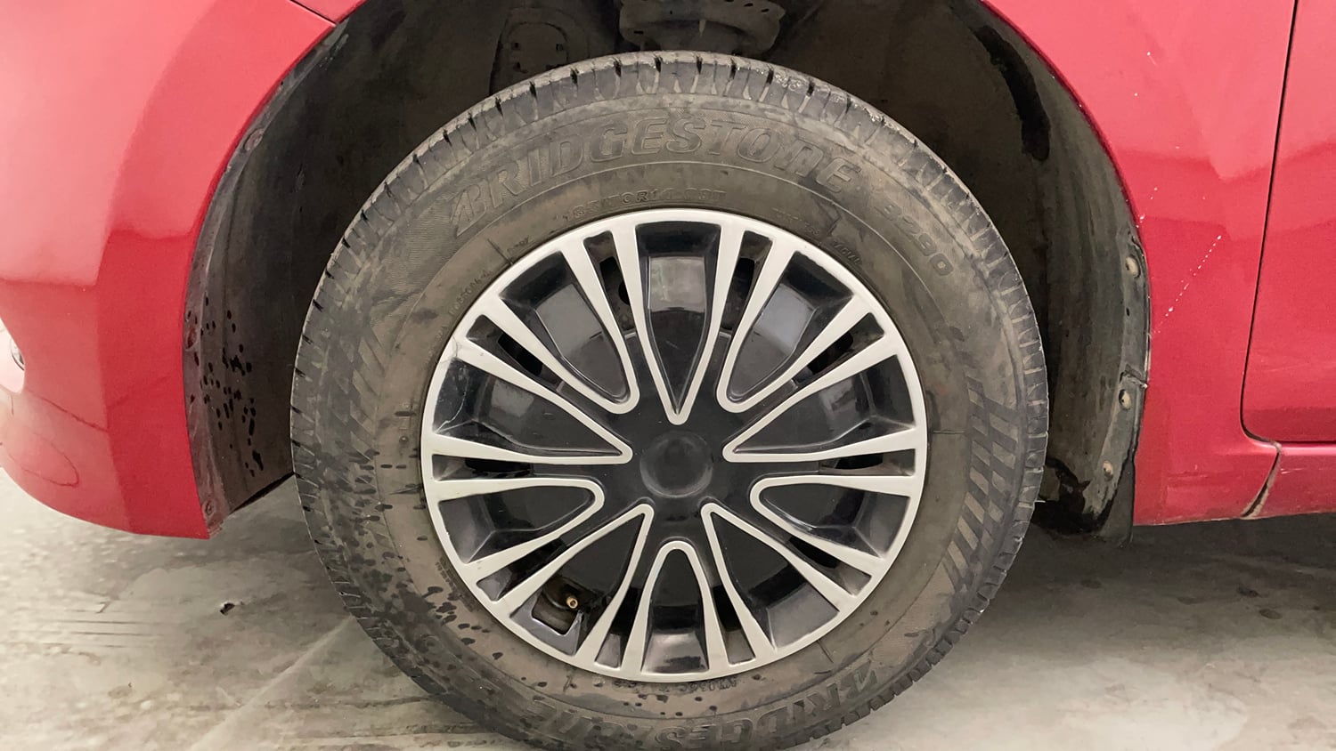 Used 2017 Hyundai Elite i20 Sportz 1.2 Petrol Manual tyres LEFT FRONT TYRE RIM VIEW