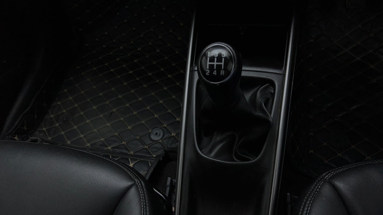 Used 2019 Maruti Suzuki Baleno Zeta Petrol Manual interior GEAR  KNOB VIEW