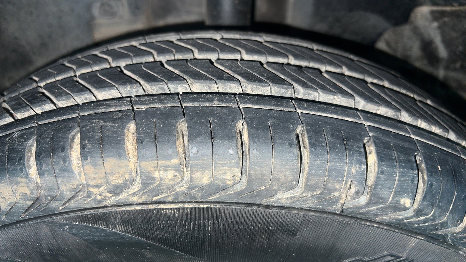 Used 2018 Renault Kwid 1.0 RXT AMT Opt Petrol Automatic tyres LEFT FRONT TYRE TREAD VIEW