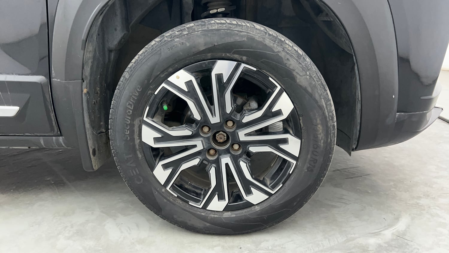 Used 2023 Renault Kiger RXZ Turbo CVT Petrol Automatic tyres RIGHT FRONT TYRE RIM VIEW