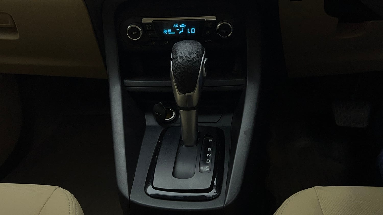 Used 2015 Ford Figo Aspire Titanium 1.5 Ti-VCT AT Petrol Automatic interior GEAR  KNOB VIEW